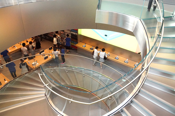 Apple Store表参道の螺旋階段も外壁と同じような強化ガラスが使われていた